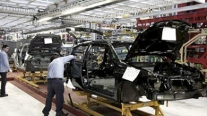 La producción de autos cayó 32,5 % y las exportaciones bajaron 16,7 %