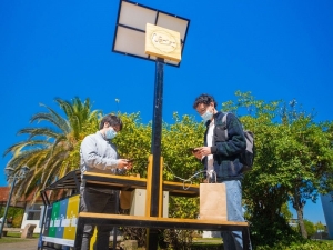 Colocar&aacute;n t&oacute;tems solares para cargar celulares