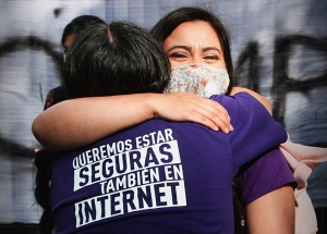 El Gobierno promulg&oacute; la ley que incorpora la violencia digital como violencia de g&eacute;nero