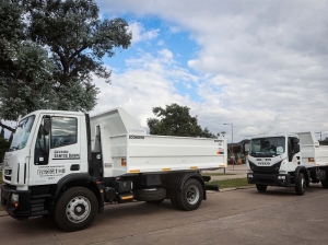 Regal&iacute;as mineras: Sadir entreg&oacute; volquetes a Cangrejillos y Barrios