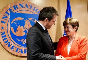 FMI aprobó la segunda revisión del acuerdo con la Argentina