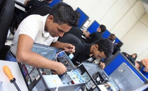 Estudiantes arreglan computadoras gratis en Palpal&aacute;