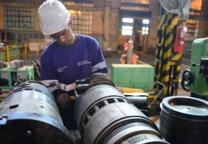 La industria cayó 4,4% interanual y se registró una leve mejora del rubro construcción