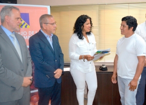 Se entregaron fondos para producir frutillas de colores