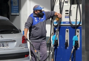 Tras el aumento de YPF, Gobierno y petroleras acuerdan congelar precios de combustibles hasta el 31 de octubre