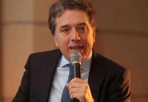 Dujovne viaja a Washington y promete anuncios para el lunes