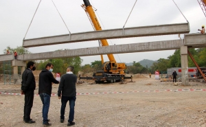 Avanza la obra de la pasarela que une los barrios Suipacha y Campo Verde
